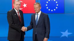 Turkish President Recep Tayyip Erdogan (L) shakes hands with European Council President Donald Tusk (R) in Brussels, Belgium, May 25, 2017. REUTERS/Oliver Hoslet/Pool