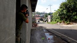 A Philippine Marine fires a weapon towards the stronghold of Maute group in Marawi City in southern Philippines May 30, 2017. REUTERS/Erik De Castro