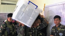 A government soldier carries a box containing 52.2 million pesos ($1.06 million) cash seized from a vault in a house previously controlled by militants in the Marawi city, Philippines June 6, 2017. REUTERS/Neil Jerome Morales