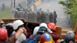 Venezuelan National Guard members take position while clashing with demonstrators rallying against Venezuela's President Nicolas Maduro in Caracas, Venezuela June 6, 2017. REUTERS/Marco Bello