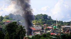 FILE PHOTO: Smoke billowing from a burning building is seen as government troops continue their assault on insurgents from the Maute group, who have taken over large parts of Marawi City. REUTERS/Romeo Ranoco