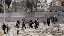 Displaced Iraqi residents flee their homes due to fighting between Iraqi forces and Islamic State militants, near the Old City in western Mosul, Iraq June 13, 2017. REUTERS/Erik De Castro