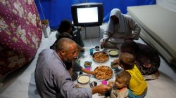 Displaced Iraqi family from Mosul eat a simple meal for their Iftar, during the Muslim holy month of Ramadan at a refugee camp al-Khazir in the outskirts of Erbil, Iraq June 10, 2017. Picture taken June 10, 2017. REUTERS/Erik De Castro