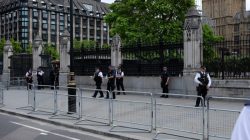Armed police officers stand outside the Palace of Westminster, in central London, Britain June 16, 2017. REUTERS/Will James