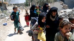 Displaced civilians walk towards the Iraqi Army positions after fleeing their homes due to clashes in the Shifa neighbourhood in western Mosul, Iraq June 15 2017. REUTERS/Erik De Castro