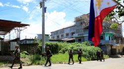 Government soldiers conduct a foot patrol after a security inspection, as they continue their assault against insurgents from the Maute group, who have taken over large parts of Marawi City, Philippines June 17, 2017. REUTERS/Romeo Ranoco