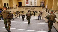 Belgian soldiers patrol inside Brussels central railway station after a suicide bomber was shot dead by troops in Brussels, Belgium, June 21, 2017. REUTERS/Francois Lenoir