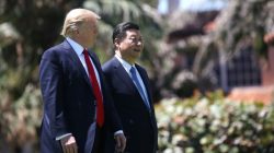 U.S. President Donald Trump (L) and China's President Xi Jinping walk along the front patio of the Mar-a-Lago estate after a bilateral meeting in Palm Beach, Florida, U.S., April 7, 2017. REUTERS/Carlos Barria