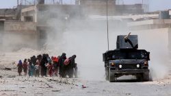 Displaced civilians from Mosul's Old City, the last district in the hands of Islamic State militants, flee during fighting between Iraqi forces and Islamic State militants in western Mosul, Iraq June 24, 2017. REUTERS/Marius Bosch