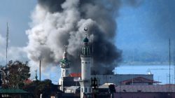An explosion is seen after a Philippines army aircraft released a bomb during an airstrike as government troops continue their assault against insurgents from the Maute group in Marawi city June 27, 2017. REUTERS/Jorge Silva