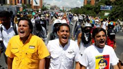 FILE PHOTO: (L-R) Deputies of the opposition parties Carlos Paparoni, Jose Manuel Olivares and Juan Andres Mejias shout slogans during a march to state Ombudsman's office in Caracas, Venezuela May 29, 2017. REUTERS/Carlos Garcia Rawlins/File Photo
