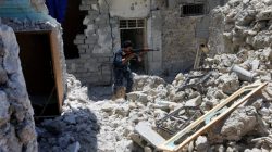 A member of Iraqi Federal Police carries his weapon at the frontline in the Old City of Mosul, Iraq June 27, 2017. REUTERS/Alaa Al-Marjani