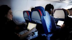 FILE PHOTO -- Passengers use their laptops on a flight out of John F. Kennedy (JFK) International Airport in New York, U.S., May 26, 2017. Picture taken May 26, 2017. REUTERS/Lucas Jackson/File Photo