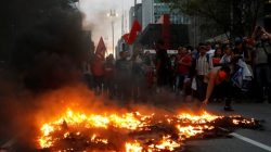 Demonstrators prepare a burning barricade during a protest against President Michel Temer's proposal reform of Brazil's social security system in the general strike in Sao Paulo, Brazil, June 30, 2017. REUTERS/Leonardo Benassatto