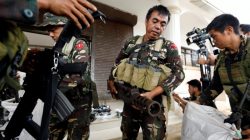 Philippines army soldiers store seized combat weapons in bags after a news conference, as government troops continue their assault against insurgents from the Maute group in Marawi city, Philippines July 4, 2017. REUTERS/Jorge Silva