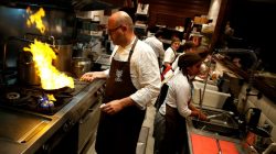 Chef Carlos Garcia (L) cooks within the kitchen of the Alto restaurant in Caracas, Venezuela June 29, 2017. REUTERS/Ivan Alvarado