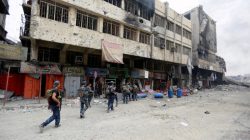 Members of Iraqi federal police carry their weapons during fighting with Islamic State militants in the Old City of Mosul, Iraq July 7, 2017. REUTERS/Ahmed Saad