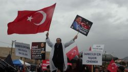 Supporters of Turkish President Tayyip Erdogan wave national flags during a trial of soldiers accused of attempting to assassinate Erdogan on the night of the failed July 15 coup, in Mugla, Turkey, March 8, 2017. REUTERS/Kenan Gurbuz