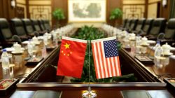 FILE PHOTO: Flags of U.S. and China are placed for a meeting in Beijing, China June 30, 2017. REUTERS/Jason Lee