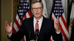 FILE PHOTO - U.S. Trade Representative Robert Lighthizer speaks during a ceremony at the White House in Washington, U.S. on May 15, 2017. REUTERS/Kevin Lamarque/File Photo