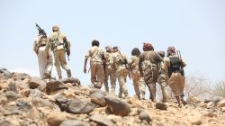 Soldiers and members of the Popular Resistance militiamen backing Yemen's President Abd-Rabbu Mansour Hadi walk as they head to the frontline of fighting against forces of Houthi rebels in Makhdara area of Marib province, Yemen June 28, 2017. Picture taken June 28, 2017. REUTERS/Ali Owidha