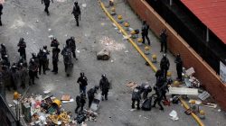riot police versus anti-maduro protesters