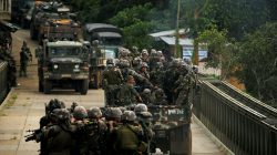 FILE PHOTO: Philippines army soldiers ride in trucks into the fighting zone as government troops continue their assault against insurgents from the Maute group in Marawi City, Philippines June 28, 2017. REUTERS/Jorge Silva