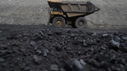 FILE PHOTO: Dump trucks haul coal and sediment at the Black Butte coal mine outside Rock Springs, Wyoming, United States, April 4, 2017. REUTERS/Jim Urquhart/File Photo