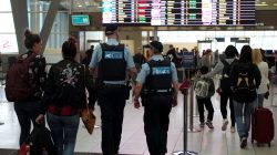 Australia Federal Police officers patrol the security lines at Sydney's Domestic Airport in Australia, July 31, 2017, following weekend raids related to a plot against Australia's aviation sector.