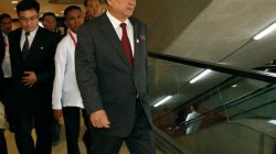 North Korean Foreign Minister Ri Yong-ho (C) walks toward an escalator during ongoing meetings at the Philippine International Convention Center