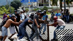 Demonstrators build barricades while rallying against Venezuela's President Nicolas Maduro's government in Valencia, Venezuela August 6, 2017. REUTERS/Andres Martinez Casares