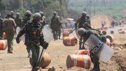 Riot policemen deploy after demonstrators supporting opposition leader Raila Odinga, burned tyres after their political leader claimed "massive" fraud in this week's elections, in Kisumu, Kenya August 9, 2017. REUTERS/James Keyi