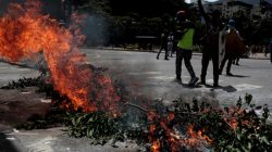 Demonstrators block a street at a rally against Venezuela's President Nicolas Maduro's government in Caracas, Venezuela August 8, 2017. REUTERS/Marco Bello