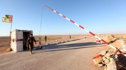 FILE PHOTO: A member from the Iraqi security forces stands guard at a checkpoint during a patrol at the border between Iraq and Saudi Arabia, February 17, 2016. REUTERS/Alaa Al-Marjani