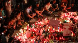 People gather around an impromptu memorial a day after a van crashed into pedestrians at Las Ramblas in Barcelona, Spain August 18, 2017. REUTERS/Sergio Perez