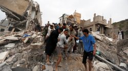 People carry the body of a woman they recovered from under the rubble of a house destroyed by a Saudi-led air strike in Sanaa, Yemen August 25, 2017. REUTERS/Khaled Abdullah