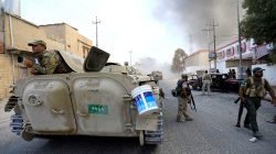 Smoke rises during clashes between the Iraqi army with Shi'ite Popular Mobilization Forces (PMF) and the Islamic State militants in Tal Afar, Iraq August 26, 2017. REUTERS/Thaier Al-Sudani