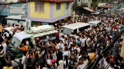 The flower-decked hearse of Kian delos Santos, a 17-year-old student who was shot during anti-drug operations, stops in front of a police station during the funeral march in Caloocan, Metro Manila, Philippines August 26, 2017. REUTERS/Erik De Castro