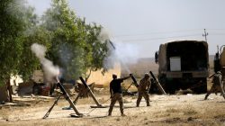 Members of Iraqi Army fire mortar shells during the war between Iraqi army and Shi'ite Popular Mobilization Forces (PMF) against the Islamic State militants in al-Ayadiya, northwest of Tal Afar, Iraq August 28, 2017. REUTERS/Thaier Al-Sudani