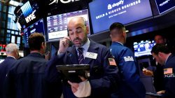 Traders work on the floor of the New York Stock Exchange (NYSE) in New York, U.S., September 5, 2017. REUTERS/Brendan McDermid
