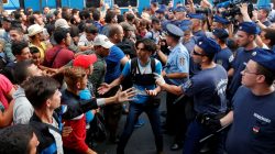 FILE PHOTO: Migrants face Hungarian police in the main Eastern Railway station in Budapest, Hungary, September 1, 2015. REUTE/Laszlo Balogh/File Photo