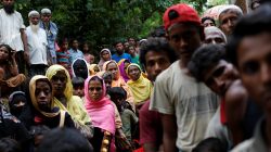 Rohingya refugees wait for food near Kutupalong refugee camp after crossing the Bangladesh-Myanmar border in Ukhia, Bangladesh, September 6, 2017. REUTERS/Danish Siddiqui
