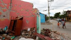 Residents walk next to a house destroyed by the earthquake that struck the southern coast of Mexico late on Thursday, in Ixtaltepec, Mexico, September 10, 2017. REUTERS/Carlos Jasso