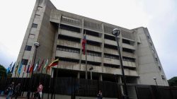 FILE PHOTO: People walk in front of the building of Venezuela's Supreme Court of Justice (TSJ) in Caracas, Venezuela June 28, 2017. REUTERS/Marco Bello/File Photo
