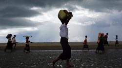 Rohingya refugees walk on the shore after crossing the Bangladesh-Myanmar border by boat through the Bay of Bengal in Shah Porir Dwip, Bangladesh September 11, 2017. REUTERS/Danish Siddiqui