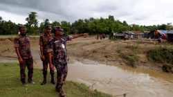 Lieutenant Colonel Monzurul Hassan Khan, a commanding officer of the Border Guards Bangladesh (BGB), speaks as Rohingya refugees stand outside their temporary shelters at no man's land between Bangladesh-Myanmar border, in Cox's Bazar, Bangladesh September 9, 2017. REUTERS/Danish Siddiqui
