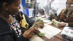 A woman changes dollars for bolivars at a money exchange in Caracas, Febreuary 24, 2015. REUTERS/Carlos Garcia Rawlins