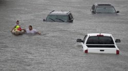 FILE PHOTO: Jesus Rodriguez rescues Gloria Garcia after rain from Hurricane Harvey flooded Pearland, in the outskirts of Houston, Texas, U.S. August 27, 2017. REUTERS/Adrees Latif/File Photo