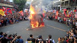 Protesters burn a cube effigy with a face of President Rodrigo Duterte during a National Day of Protest outside the presidential palace in metro Manila, Philippines September 21, 2017. REUTERS/Romeo Ranoco