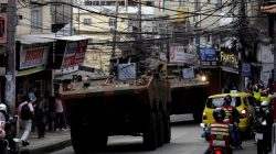 Armed Forces take up position during a operation after violent clashes between drug gangs in Rocinha slum in Rio de Janeiro, Brazil, September 22, 2017. REUTERS/Bruno Kelly